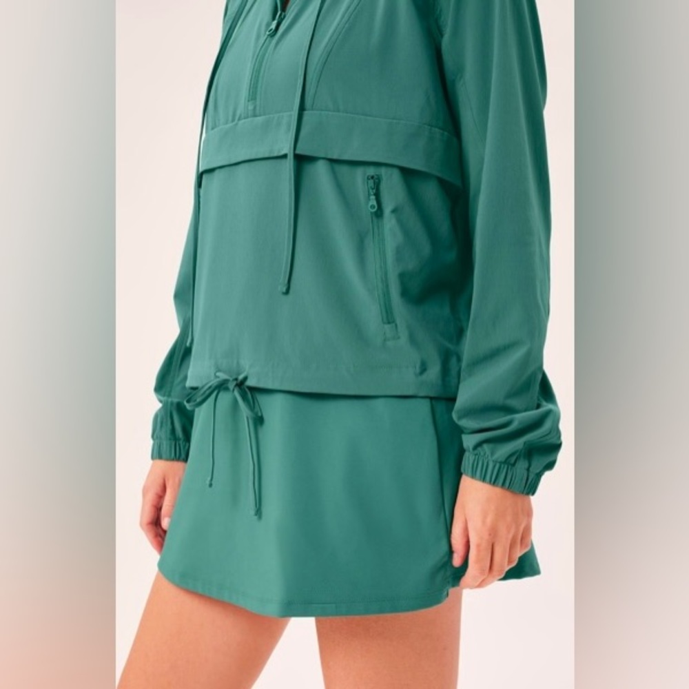 NWT girlfriend collective Tropic Stretch Woven Play Windbreaker - Size M